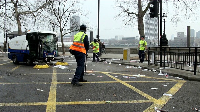用扫路机清扫马路/英国伦敦视频素材