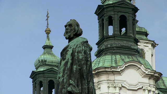 捷克共和国，Hlavni mesto Praha，布拉格，圣尼古拉教堂后面的胡斯纪念碑视频下载