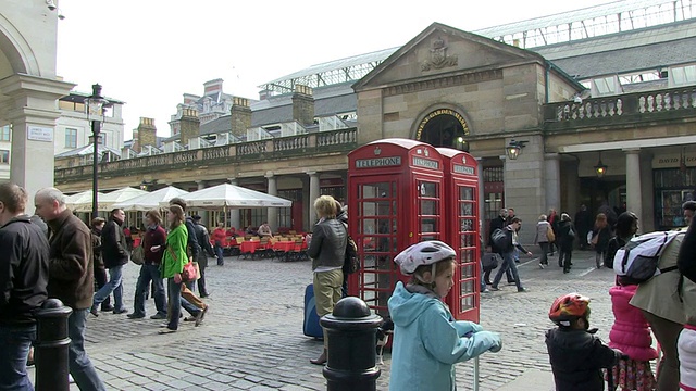 MS人们在电话亭里散步/伦敦，英国，英国视频下载