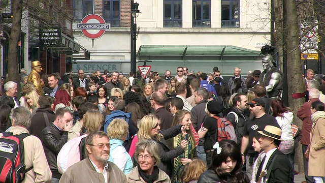 人们与人类雕像合影/英国伦敦视频下载