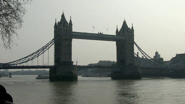 伦敦塔桥上的交通状况/英国，英国视频素材