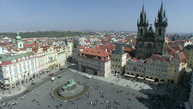布拉格，Hlavni mesto Praha，捷克共和国，人们走在tyn church附近的老城广场上视频素材