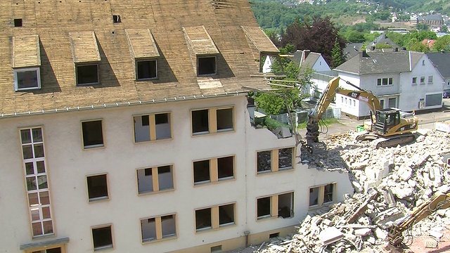 两台推土机正在拆除德国莱茵兰-普法尔茨萨尔堡的公寓楼视频下载