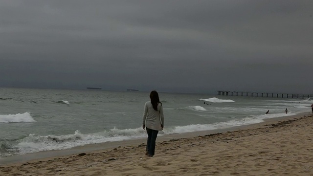 MS Woman walking away / Hermosa Beach, CA，美国视频素材