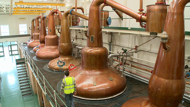 苏格兰斯佩赛德罗斯威士忌工厂蒸馏过程的观点视频下载