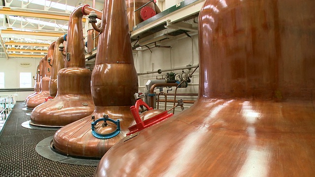 MS PAN介绍苏格兰斯派赛德罗斯威士忌工厂的蒸馏过程视频下载