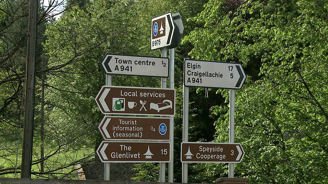 MS交通标志靠近城市/达夫镇，斯佩赛德，苏格兰视频下载