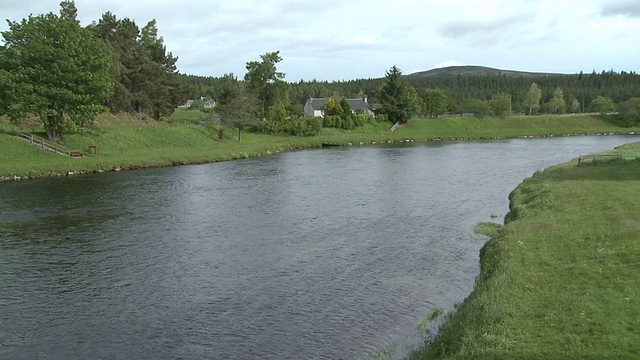 水在河上流动/ Cromdale，斯佩赛德，苏格兰视频素材