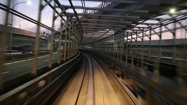 WS POV高架列车在黄昏穿过隧道/日本东京视频素材
