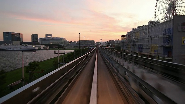 日落时分，日本东京，高架火车穿过城市视频素材