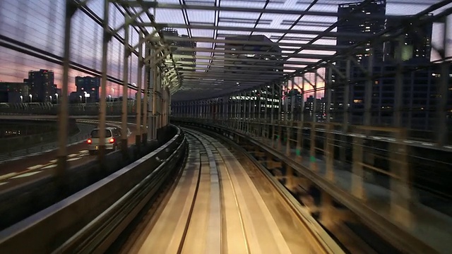 WS POV高架列车在黄昏穿过隧道/日本东京视频下载
