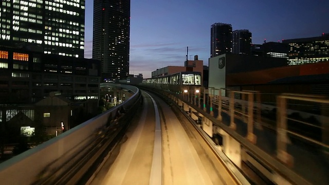 WS POV高架火车在黄昏穿过城市/日本东京视频素材