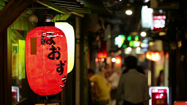 MS SELECTIVE FOCUS纸灯笼在夜晚挂在街上/日本东京视频素材