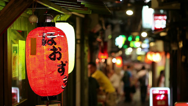 MS纸灯笼挂在晚上狭窄的购物街上/日本东京视频素材