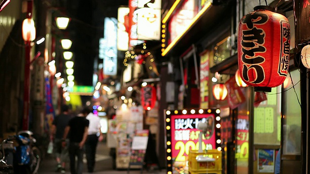 日本东京晚上的MS Narrow购物街视频素材