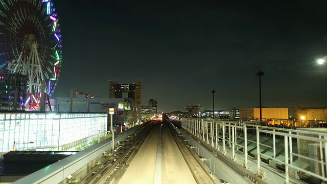 T/L WS POV高架火车在夜晚穿过城市/日本东京视频素材