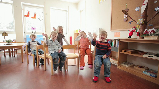 德国勃兰登堡波茨坦，坐在椅子上挥手的MS孩子们视频素材