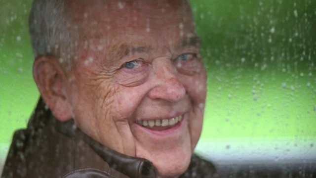 CU老人望着窗外微笑/美国华盛顿州视频素材