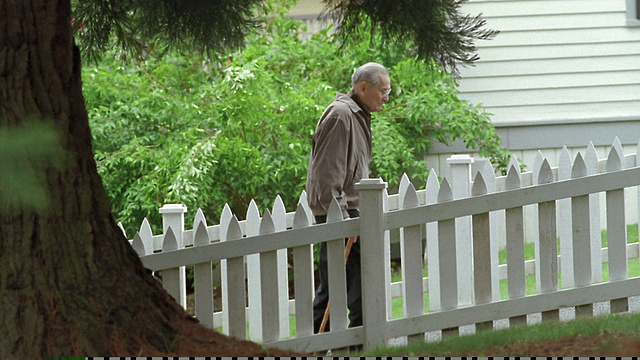 美国华盛顿州一名老人拄着手杖走过尖桩栅栏视频素材