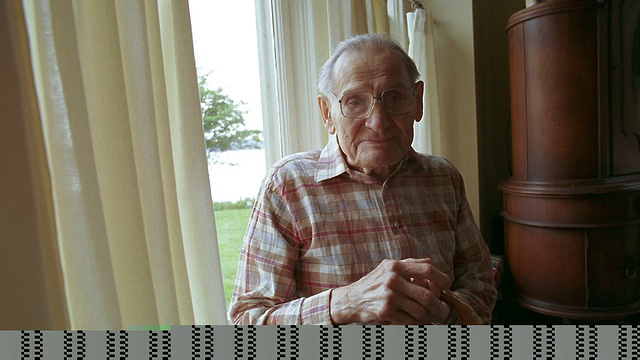 美国华盛顿州，一名拄着拐杖的老年男子望向窗外视频素材