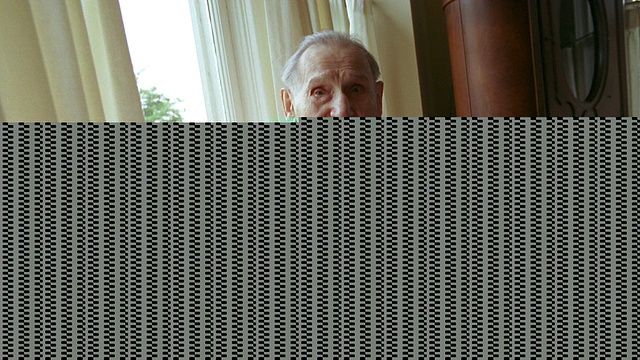 美国华盛顿州一名拄着拐杖的老人坐在窗边视频素材