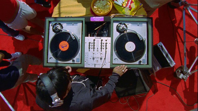 WS ZI DJ在DJ混合器上为人们播放歌曲/波特兰，或，美国视频素材