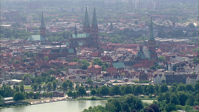 城市/ Luebeck，石勒苏益格-荷尔斯泰因，德国航空WS视图视频下载