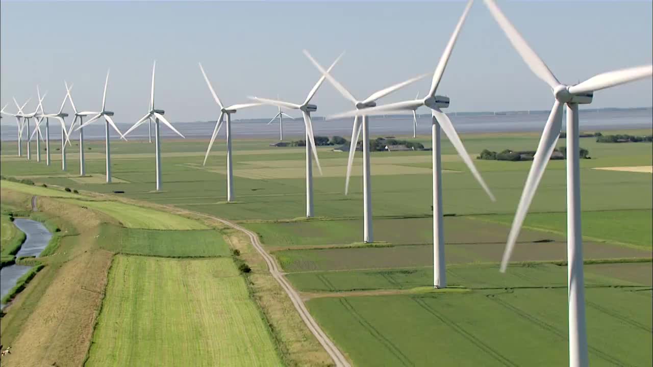 德国石勒苏益格-荷尔斯泰因，尼布尔+吕贝克库格草地上的风力涡轮机AERIAL MS视图视频下载