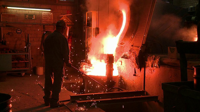 德国北莱茵-威斯特伐利亚州朗根菲尔德熔化炉的MS钢感应视频下载