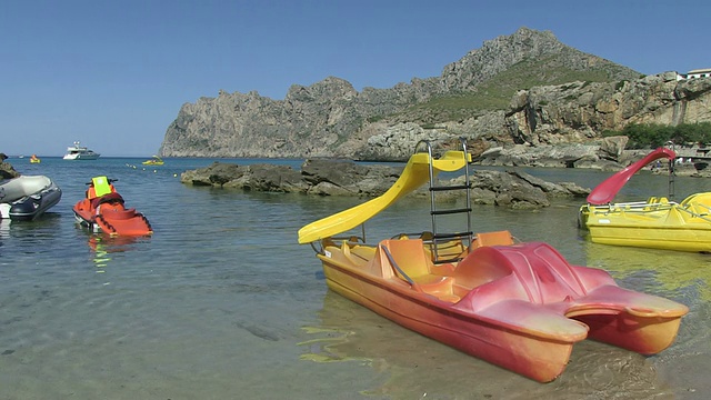 海岸上的WS船/卡拉圣维森特，马洛科巴艾瑞克岛，西班牙视频素材