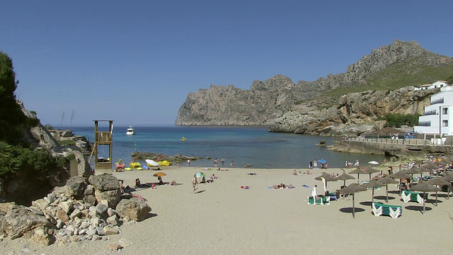 游客在西班牙马洛科巴艾瑞克岛的卡拉圣文森特海滩度假视频素材