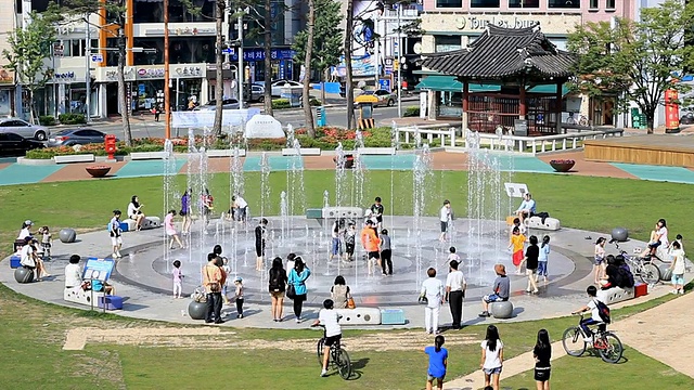 WS T/L儿童在喷泉中玩耍/安阳公园，忠中南道，韩国视频下载