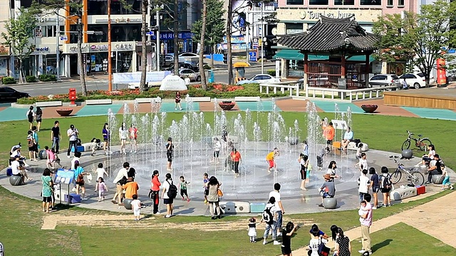 WS T/L儿童在喷泉中玩耍/安阳公园，忠中南道，韩国视频下载