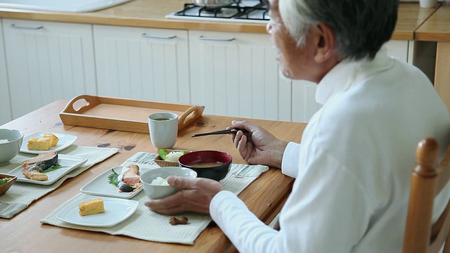老爷爷在厨房吃早餐/藤川口子，山梨，日本视频下载