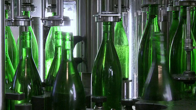 MS香槟瓶生产线/埃尔，莱茵兰-普法尔茨，德国视频素材