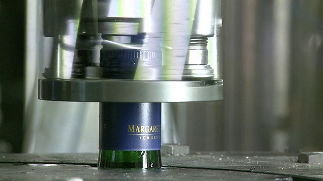 位于德国莱茵兰-普法尔茨艾尔的CU香槟瓶生产线视频素材