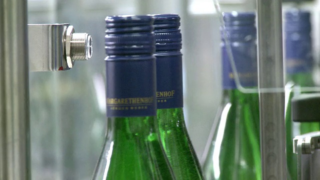 MS香槟瓶生产线/埃尔，莱茵兰-普法尔茨，德国视频素材