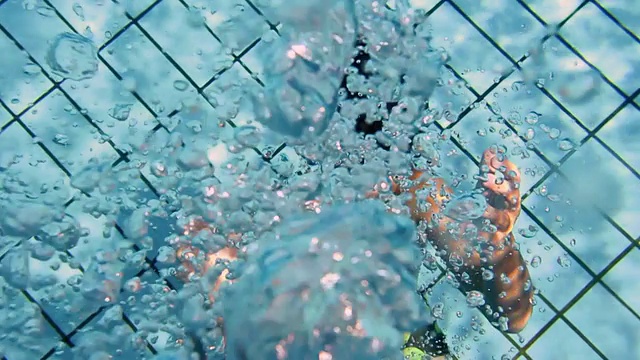 M/S SLOMO小男孩在水下做泡泡/新加坡视频下载
