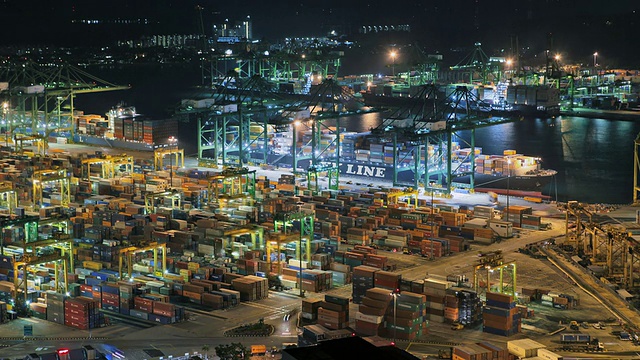 集装箱夜间运输，港口/新加坡视频素材