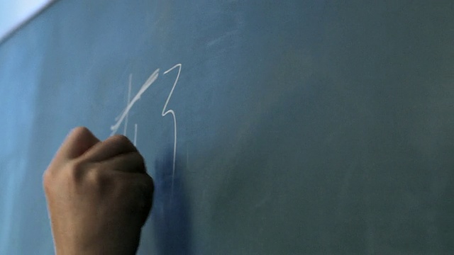 CU男生在黑板上擦汉字/新加坡视频下载