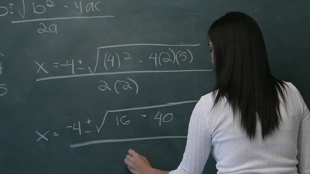 年轻女子在黑板上写数学公式/新加坡视频下载