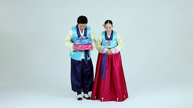 韩国首尔，一对穿着韩服的夫妇在散步和鞠躬视频下载