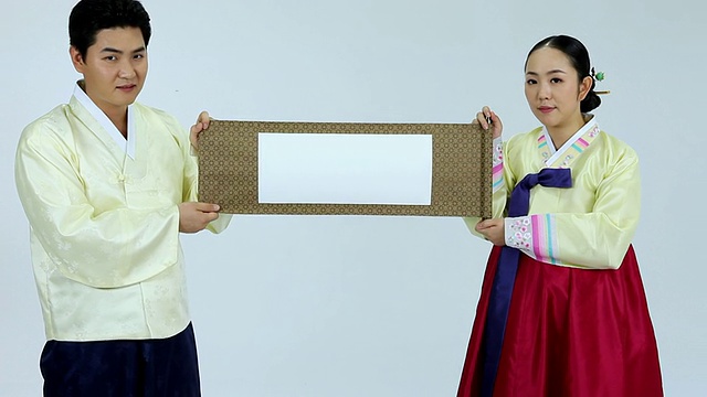 ZO Couple女士身穿韩服手持空白折叠屏/首尔，韩国首尔视频素材