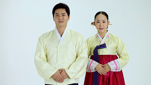 韩国首尔，一对穿着韩服的夫妇正在鞠躬视频素材