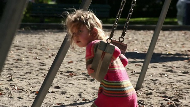 小男孩和小女孩在公园/多伦多，安大略省，加拿大荡秋千视频素材