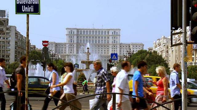 罗马尼亚布加勒斯特，行人穿过人民住宅附近的联合广场视频下载