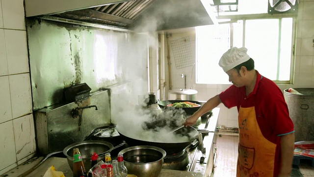 WS ZI厨师在厨房的大锅中搅拌蔬菜/广东深圳视频素材