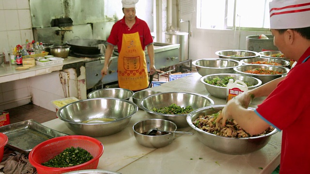 MS厨师在厨房准备菜肴/广东深圳视频素材