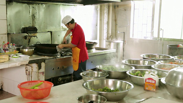 MS Cook在厨房准备菜肴/广东深圳视频素材