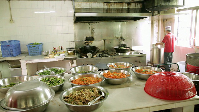 厨房里的大碗食物/广东深圳视频素材